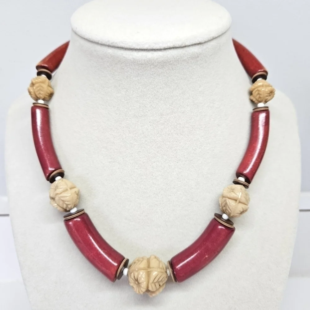 VINTAGE Plastic & Glass Cream and Red Beaded Necklace